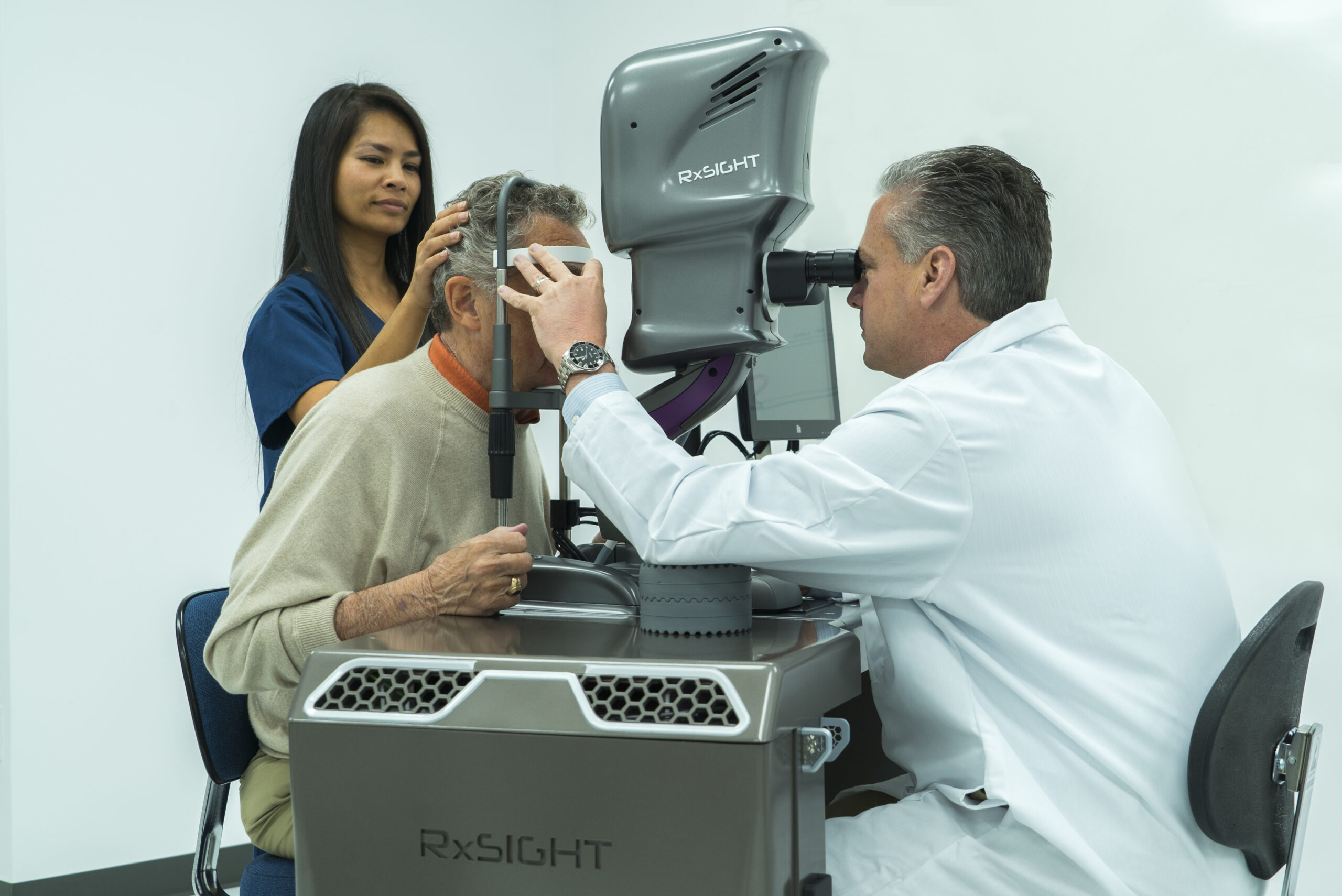 Doctor performing an in-office Light Adjustable Lens light treatment with a patient